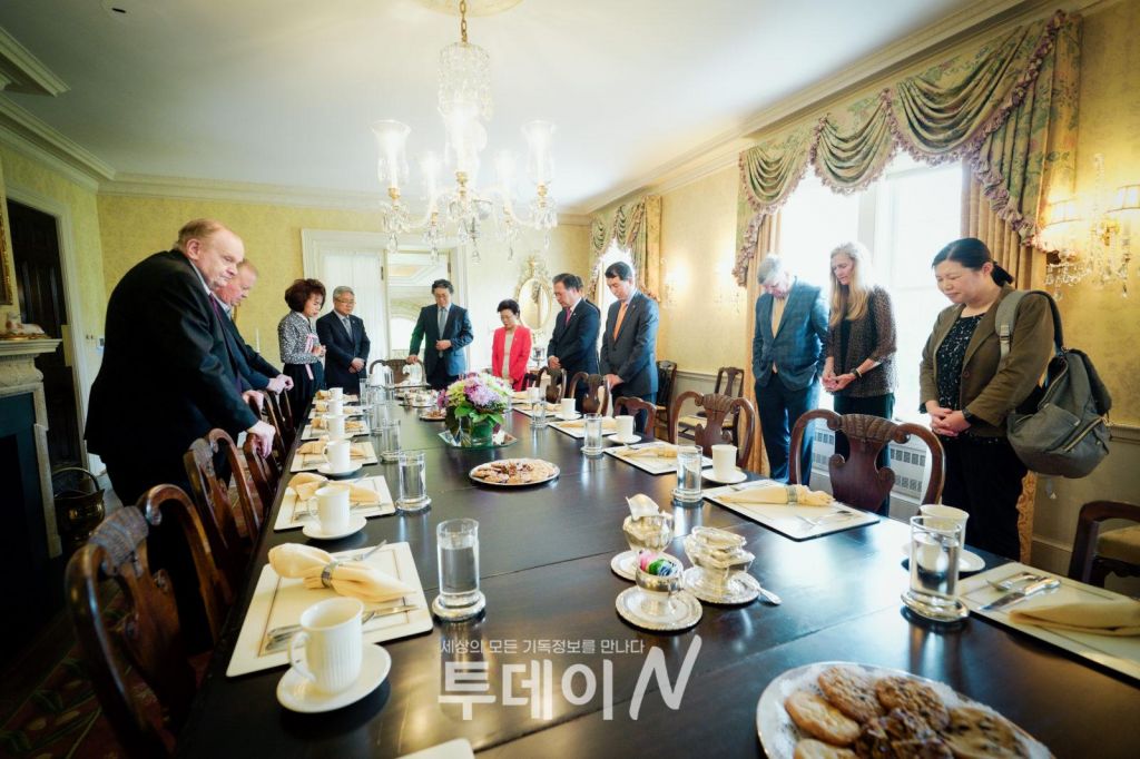 10_인터강원협력네트워크-양국간-오찬회동을-이어가고-있다.jpg